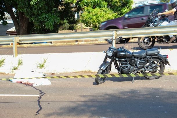 Corpo coberto do motociclista ao lado da motocicleta no qual o homem pilotava (Foto: Juliano Almeida)