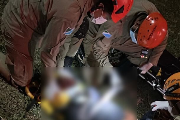 Equipe do Corpo de Bombeiros prestando socorro a v&iacute;tima do acidente