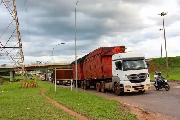 Tr&acirc;nsito de ve&iacute;culos pesados em trecho que d&aacute; acesso a BR-262 e BR-163 em Campo Grande (Foto: Juiliano Almeida)