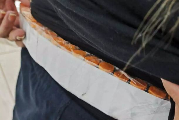 Parte do Tirzepatida preso na cintura da idosa (Foto: BPMRv)