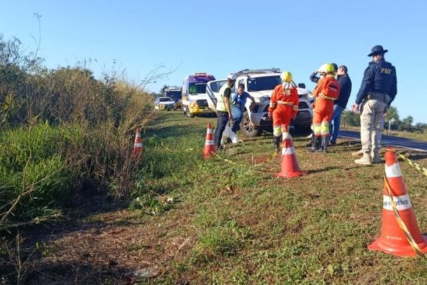 Equipes da PRF e da concession&aacute;ria que administra a rodovia no local onde o corpo foi encontrado; Foto: Leandro Holsbach