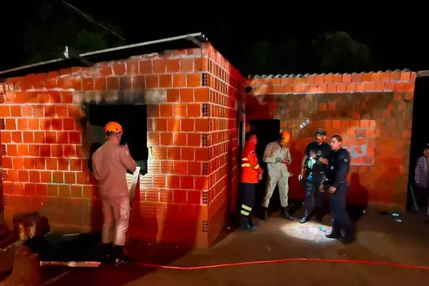 Bombeiros e policiais na casa que pegou fogo em Aral Moreira (Foto: Corpo de Bombeiros)
