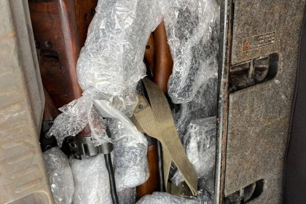Armas estavam desmontadas no interior do ve&iacute;culo. (Foto: Direto das Ruas)