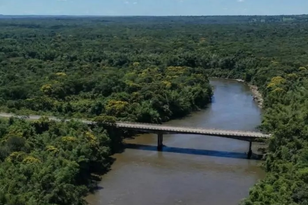 Ponte sobre o Rio Miranda, parte da MS-345, em Bonito. (Foto: Arquivo/Agesul)