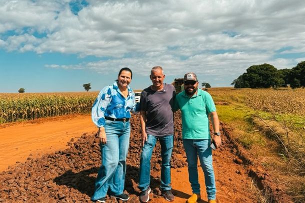 A prefeita Lurdes o vereador Moacir Baratelli e o secret&aacute;rio de Obras, Rodrigo de Souza Batista