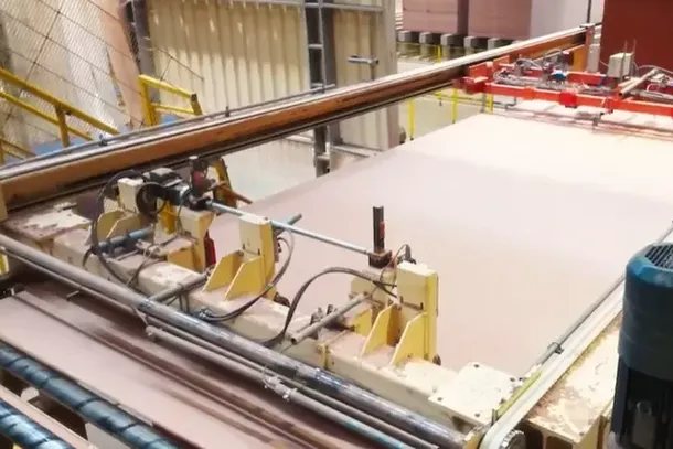 Nova prensa vai ampliar a capacidade de produ&ccedil;&atilde;o de MDF revestido na empresa (Foto: DIvulga&ccedil;&atilde;o)