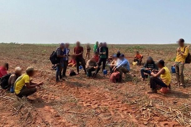 Trabalhadores na &eacute;poca em que foram resgatados, em setembro de 2022. (Foto: Pol&iacute;cia Federal)