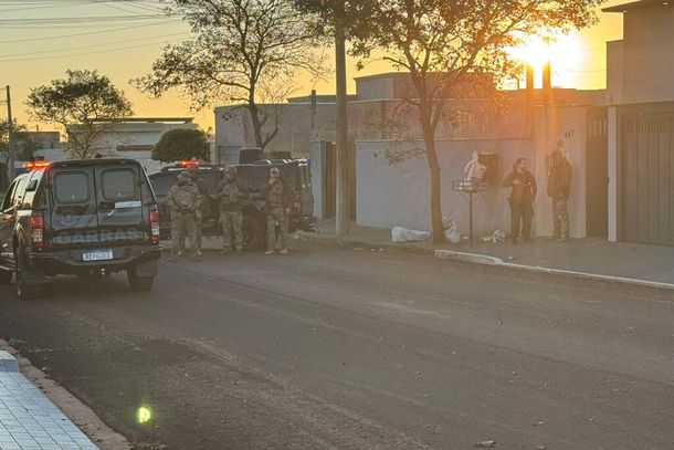 Policiais no local onde homem foi baleado em confronto com policiais e morreu (Foto: Jornal da Nova)