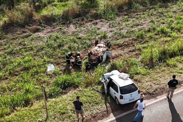 Bombeiros precisaram retirar uma das v&iacute;timas das ferragens (Foto: Divulga&ccedil;&atilde;o | CBMMS)