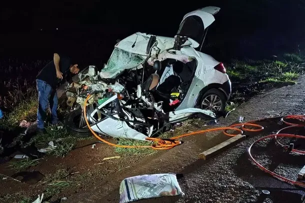 Onix onde estavam a adolescente e o piloto ficou destru&iacute;do (Foto: Rio Brilhante em Tempo Real)