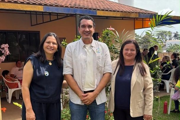 Prefeita Lurdes, Rafael de Oliveira Azambuja, mentor do projeto Rodeio Fest Inclusivo e a vereadora Marinalva durante a&ccedil;&atilde;o na APAE de Caarap&oacute;