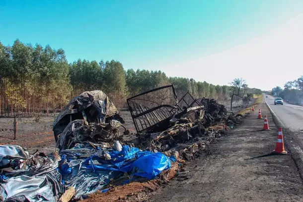 Caminh&atilde;o ficou carbonizado ap&oacute;s acidente &agrave;s margens da BR-163 no domingo, 16. (Foto: Juliano Almeida)
