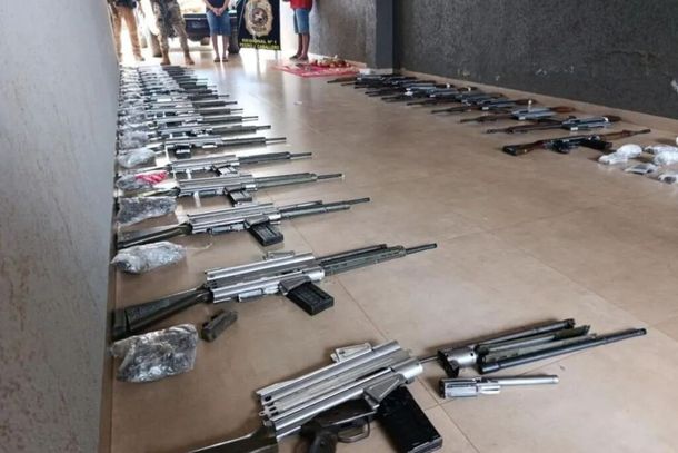 Arsenal com 30 fuzis de calibre 7,62 mil&iacute;metros foi apreendido durante opera&ccedil;&atilde;o em Pedro Juan Caballero (Foto: Divulga&ccedil;&atilde;o)