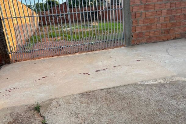 Marcas de sangue na cal&ccedil;ada onde jovem foi baleado na Rua Rio de Janeiro (Foto: Bruna Marques)