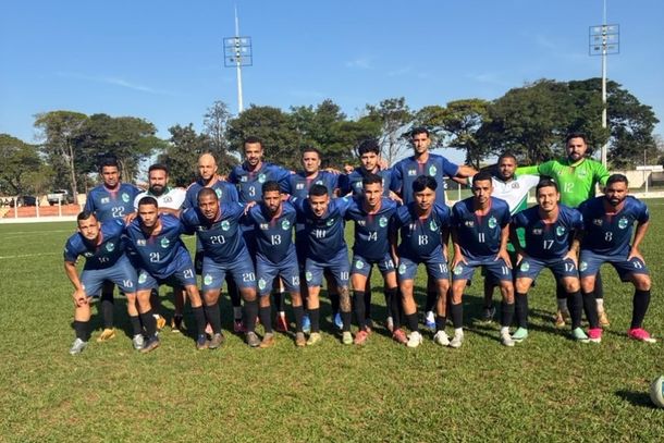Equipe de Caarap&oacute; que est&aacute; disputando o Campeonato Amador de Futebol de Campo do Conesul