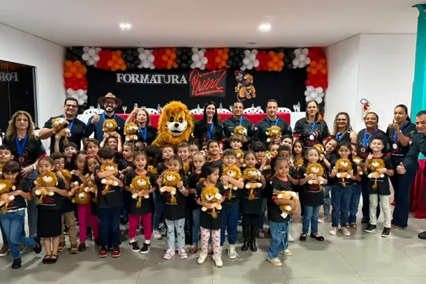 Autoridades e alunos ap&oacute;s a cerim&ocirc;nia de formatura
