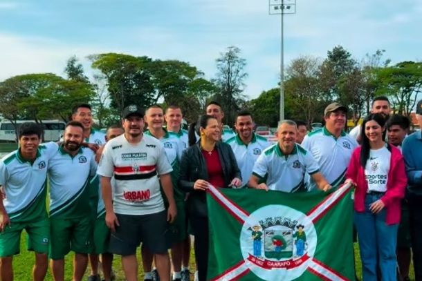 Equipe de Caarap&oacute; e autoridades municipais durante a cerim&ocirc;nia de abertura