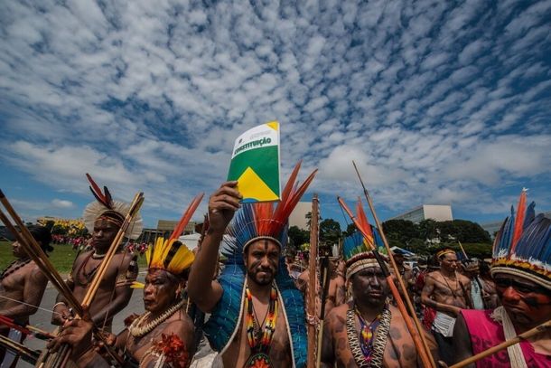 Manifesta&ccedil;&atilde;o ind&iacute;gena realizada em Bras&iacute;lia, no ano de 2019, que reuniu mais de 50 lideran&ccedil;as; na imagem, homem segura a Constitui&ccedil;&atilde;o brasileira (Foto: F&aacute;bio Nascimento/MNI)