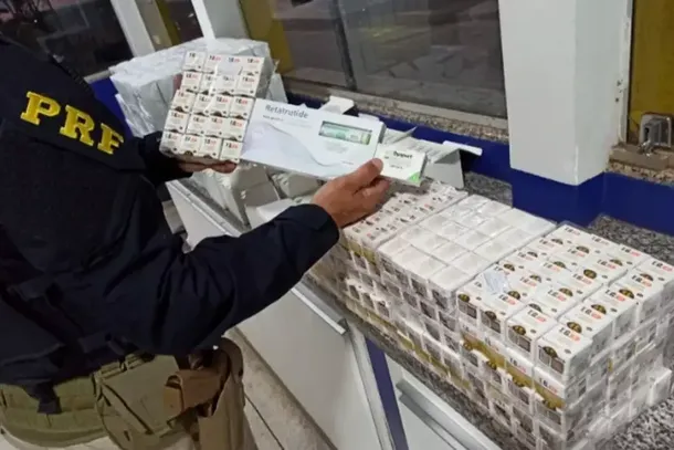 Caixas de medicamento apreendidas pela PRF durante a abordagem (Foto: Nova Not&iacute;cias)