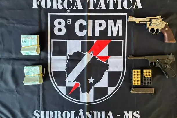 Dinheiro e armas apreendidas em resid&ecirc;ncia onde estava o carro usado em execu&ccedil;&atilde;o de Sidrol&acirc;ndia (Foto: PMMS)