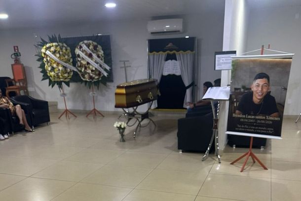 Vel&oacute;rio de Brendon Lucas Ximenes, em Dourados (Foto: Direto das Ruas)