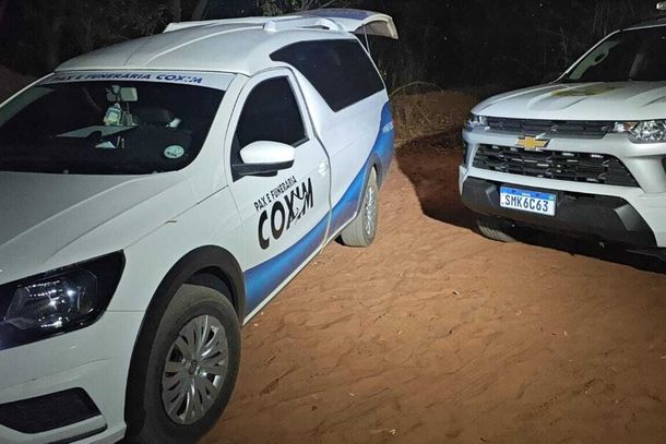 Viaturas da PM e um carro funer&aacute;rio parados em estrada vicinal de acesso a canavial onde corpo foi localizado. (Foto: Direto das Ruas)