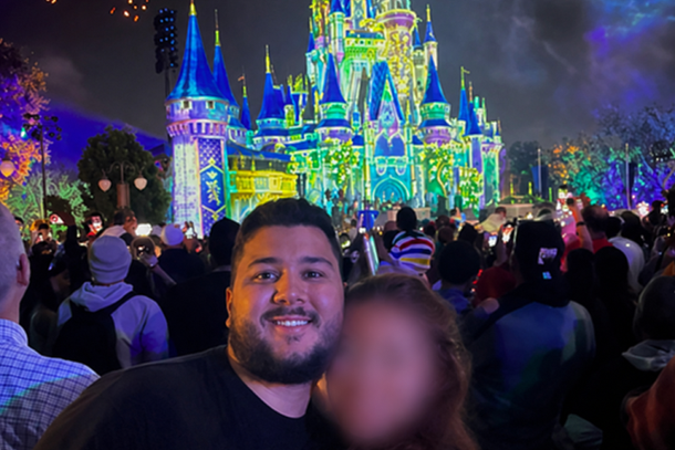 Nathan Durizi com a esposa na Disney em dezembro de 2023, de acordo com post feito no Instagram (Foto: Reprodu&ccedil;&atilde;o)