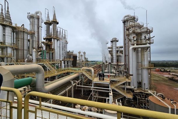 Usina de produ&ccedil;&atilde;o de etanol e a&ccedil;&uacute;car, provavelmente localizada em Mato Grosso do Sul; estrutura industrial inclui torres de destila&ccedil;&atilde;o para processar cana-de-a&ccedil;&uacute;car em biocombust&iacute;veis (Foto: Semadesc)