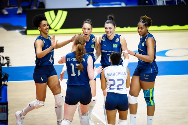 Lorena, &agrave; esquerda, comemora ponto com o time brasileiro em jogo da Liga das Na&ccedil;&otilde;es (Foto: Divulga&ccedil;&atilde;o)