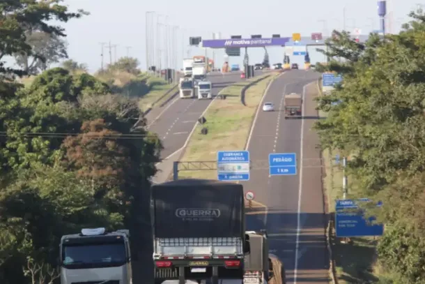 Caminh&otilde;es rumo &agrave; Pra&ccedil;a de Ped&aacute;gio da BR-163 (Foto: divulga&ccedil;&atilde;o)