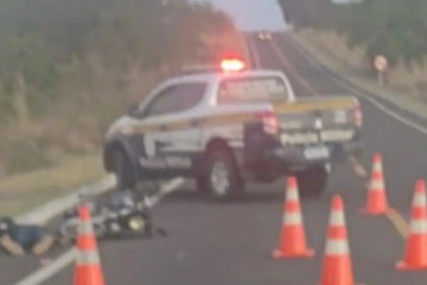 Homem morto em rodovia, ao lado de viatura da Pol&iacute;cia Militar Rodovi&aacute;ria (Foto: reprodu&ccedil;&atilde;o/MS Todo Dia)