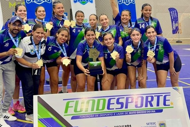 Atletas da equipe do HAC Handebol exibem o trofeu e as medalhas conquistadas na competi&ccedil;&atilde;o