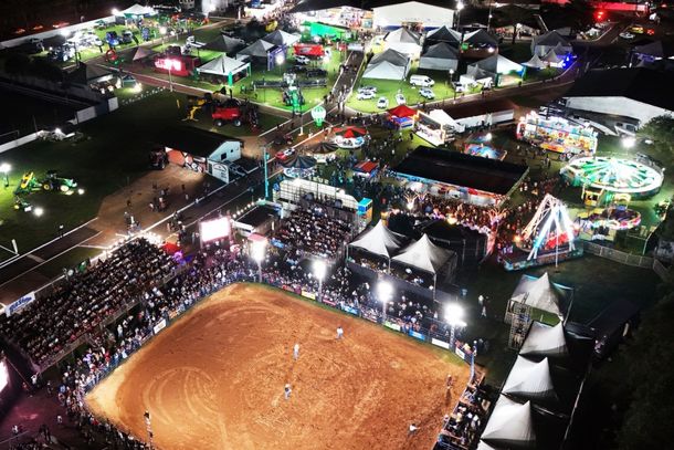 Vista noturna do Parque de Exposi&ccedil;&otilde;es durante uma das noites do evento
