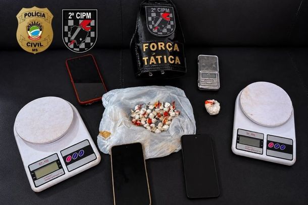 Objetos apreendidos pela pol&iacute;cia durante a a&ccedil;&atilde;o