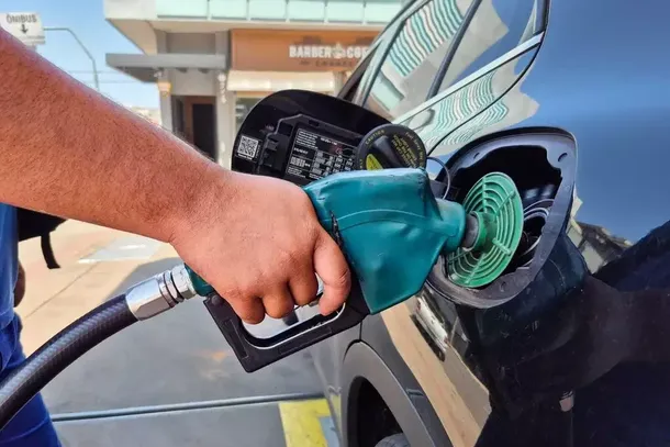 Frentista abastece ve&iacute;culo com combust&iacute;vel em posto de gasolina de Campo Grande (Foto: Arquivo)