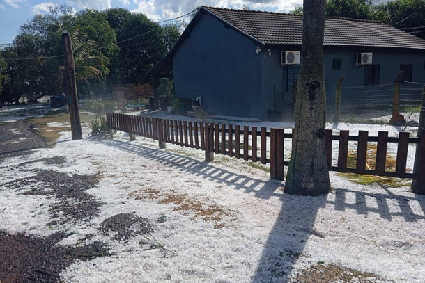 Propriedade rural coberta de granizo durante o in&iacute;cio da tarde desta quinta-feira (6), no distrito de Pana. (Foto: Alvorada Informa)
