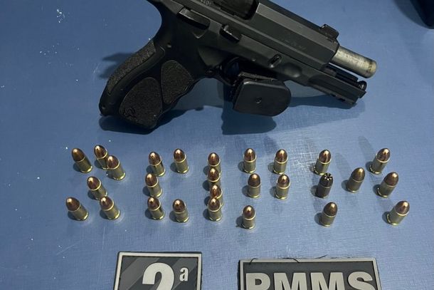 A arma e as muni&ccedil;&otilde;es apreendidas pela equipe da PM de Caarap&oacute;