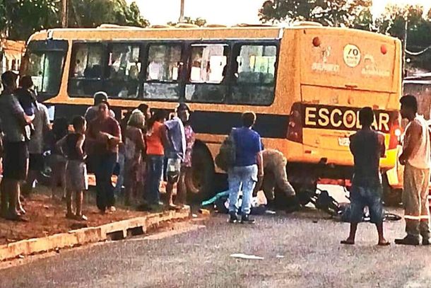 &Ocirc;nibus do transporte escolar envolvido no acidente com a bicicleta el&eacute;trica em Anast&aacute;cio (Foto: O Pantaneiro)
