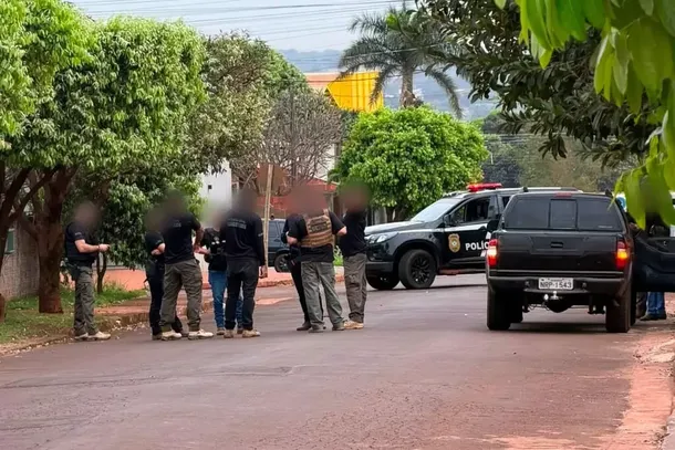 Policiais ao lado da caminhonete que era ocupada por Frank Pereira (Foto: Tudo do MS)