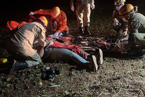 Equipes de resgate prestam atendimento &agrave;s v&iacute;timas de acidente registrado na noite de domingo (Foto: Corpo de Bombeiros)