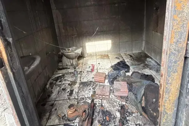 Banheiro onde v&iacute;tima de inc&ecirc;ndio foi encontrada j&aacute; sem vida. (Foto: Direto das Ruas)