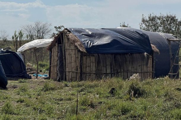 Barraca coberta com lona na &aacute;rea da fazenda ocupada pelos indigenas (Foto: Divulga&ccedil;&atilde;o)
