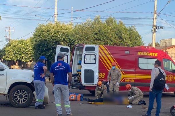 Equipe do Corpo de Bombeiros de Caarap&oacute; prestando os primeiros socorros