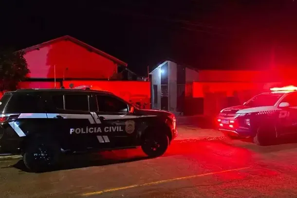 Viaturas da Pol&iacute;cia Civil e Militar na Rua Ant&ocirc;nio Maria Coelho, onde o crime aconteceu em Jardim (Foto: Jardim MS News)