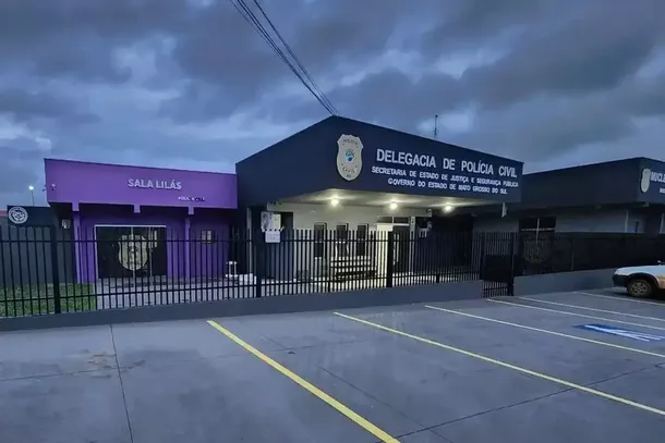Fachada da Delegacia de Pol&iacute;cia Civil de Costa Rica, onde caso &eacute; registrado. (Foto: Arquivo/Sejusp)