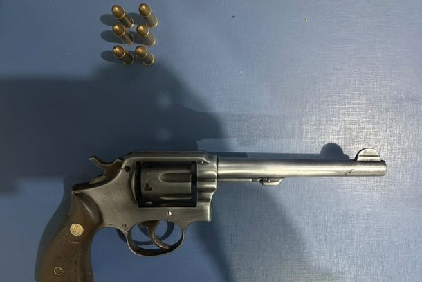 A arma apreendida pela PM de Caarap&oacute; com as muni&ccedil;&otilde;es 