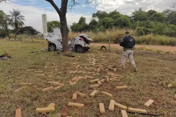 Pacotes de droga ficaram espalhados pelo ch&atilde;o ap&oacute;s o carro bater contra uma &aacute;rvore (Foto: Divulga&ccedil;&atilde;o/CBMMS)