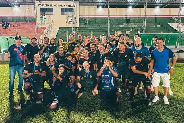 Equipe do Juralei e autoridades com o trof&eacute;u de campe&atilde;o