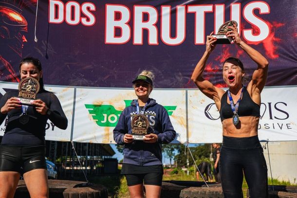 A m&eacute;dica e atleta, Larissa iluska, ocupando o 2&ordm; lugar no p&oacute;dio de premia&ccedil;&atilde;o