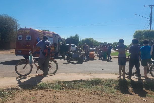 Equipe do Corpo de Bombeiros prestando os primeiros socorros &agrave; v&iacute;tima
